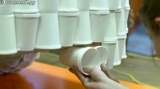 Машина из пластиковых стаканчиков - смотреть видео (0:56)