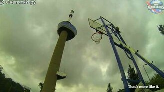 Бросок в кольцо с высоты 100 метров - смотреть видео (1:00)