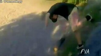 Падения навзничь в реальности - смотреть видео (1:13)