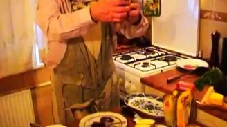 Как быстро разделать селёдку - смотреть видео (0:48)