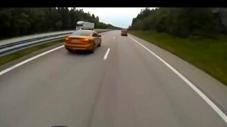 Гонки Volvo C70 и супербайк CBR 1000 - смотреть видео (4:57)