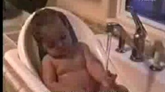 Ребёнок-амфибия - смотреть видео (0:36)