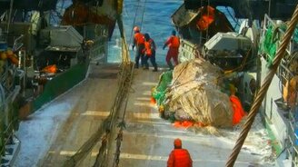 Суровые будни рыбаков в шторм - смотреть видео (1:45)