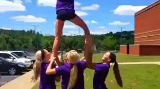 Трюк от чирлидерш - смотреть видео (0:07)