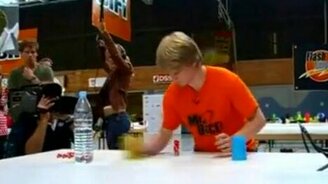 Ловкий фокусник с костями и стаканчиками - смотреть видео (2:25)