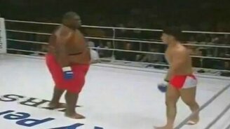 На ринге против огромного амбала - смотреть видео (5:49)