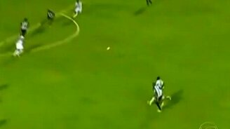 Случайно помог футболистам - смотреть видео (0:38)