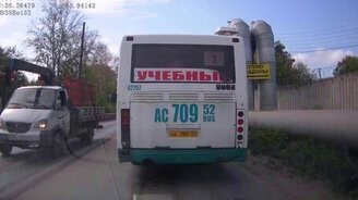 Самый везучий пешеход-чудак - смотреть видео (0:20)