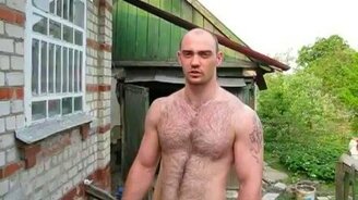 Забил рукой гвозди - смотреть видео (1:56)