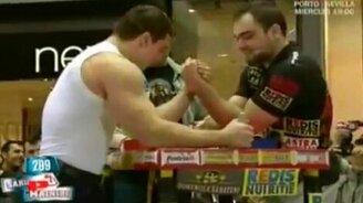 Армрестлер против бодибилдера - смотреть видео (1:14)