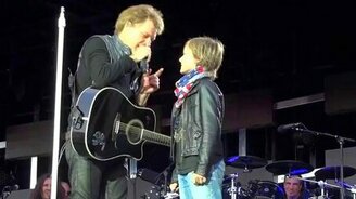 Бон Джови поёт со своим маленьким поклонником - смотреть видео (6:58)