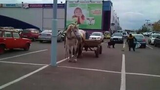 Необычный транспорт на парковке - смотреть видео (0:32)