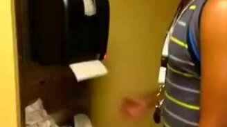 Битбоксер ищет ритм везде - смотреть видео (0:07)