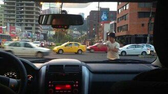 Уличный маг с шаром - смотреть видео (0:44)