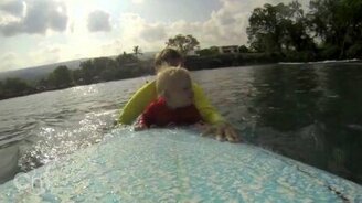 Малыш впервые плавает на доске - смотреть видео (1:58)