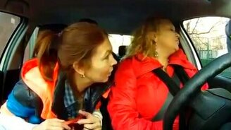 Весёлые дамы и хамоватый ГАИшник - смотреть видео (5:03)