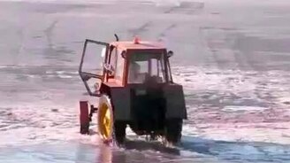 Трактор провалился под лёд - смотреть видео (0:44)