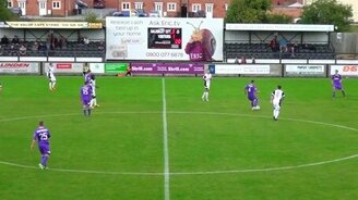 Парашютист прервал матч - смотреть видео (0:54)