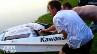 Спуск гидроцикла на воду - смотреть видео (0:46)