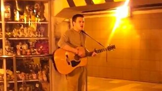 Способный гитарист в переходе - смотреть видео (3:50)