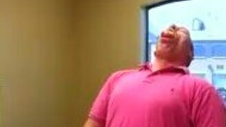 Схавал яблоко без рук - смотреть видео (0:24)