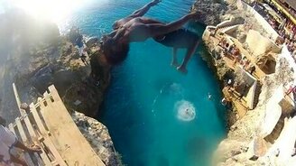 Прыжки со скалы на Ямайке - смотреть видео (2:40)