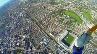 Эффектно приземлился на стадион - смотреть видео (2:07)