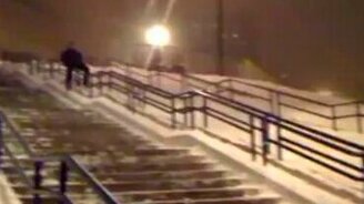 Каскадёрский спуск по перилам - смотреть видео (0:09)