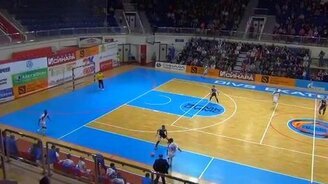 Футбольный вратарь забил в баскетбольное кольцо - смотреть видео (0:21)