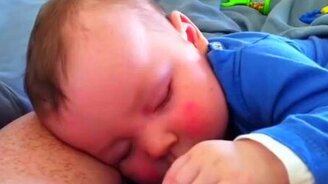 Малыш спит и угарает - смотреть видео (0:45)