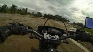 Упустил мотоцикл в грязевом потоке - смотреть видео (3:09)