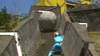 Безумные моменты экстремальных азиатских шоу - смотреть видео (5:23)