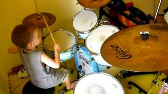 Лихой малой за барабанами - смотреть видео (2:48)