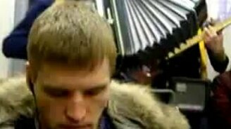 Музыкальные парни в электричке - смотреть видео (4:45)