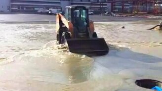 Трактор и грузовик против лужи - смотреть видео (2:56)