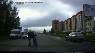 Бескорыстный помощник на дороге - смотреть видео (0:34)