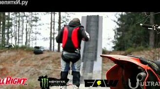 Прыжок на мотоцикле в воду с высоты - смотреть видео (0:40)