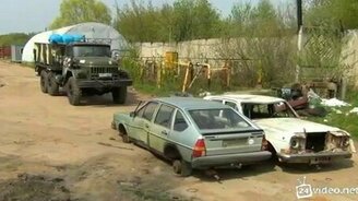 ЗиЛ-131 против двух легковушек - смотреть видео (0:28)