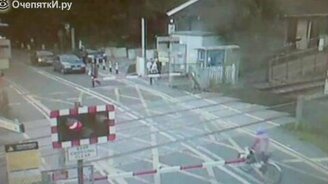 Ужасно везучая велосипедистка - смотреть видео (0:19)