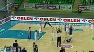 Суровая баскетболистка - смотреть видео (0:48)