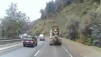 У фуры отказали тормоза - смотреть видео (2:19)