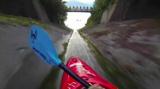 Спуск на байдарках по дренажной канаве - смотреть видео (2:41)