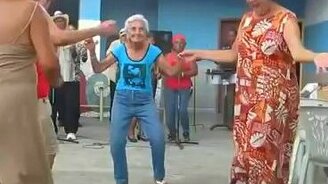 Бабушка танцует сальсу - смотреть видео (2:07)