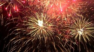 Китайский салют вышел из-под контроля - смотреть видео (2:34)