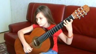 Дебют маленькой гитаристки - смотреть видео (0:45)