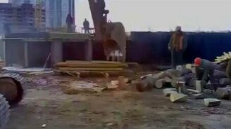 Как строители колют дрова - смотреть видео (1:46)