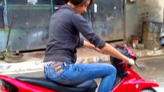 Женский дебют на мотоцикле - смотреть видео (0:13)