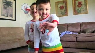 Песня от двух позитивных малышей - смотреть видео (3:13)