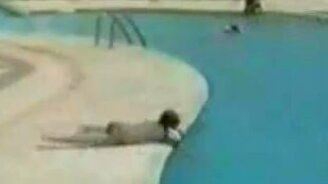 Юный нырок - смотреть видео (0:04)