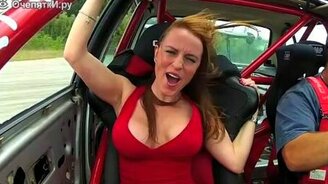 Симпатичная пассажирка у дрифтера - смотреть видео (0:55)